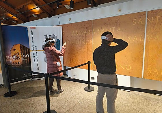 Dos visitantes con las gafas de realidad aumentada.