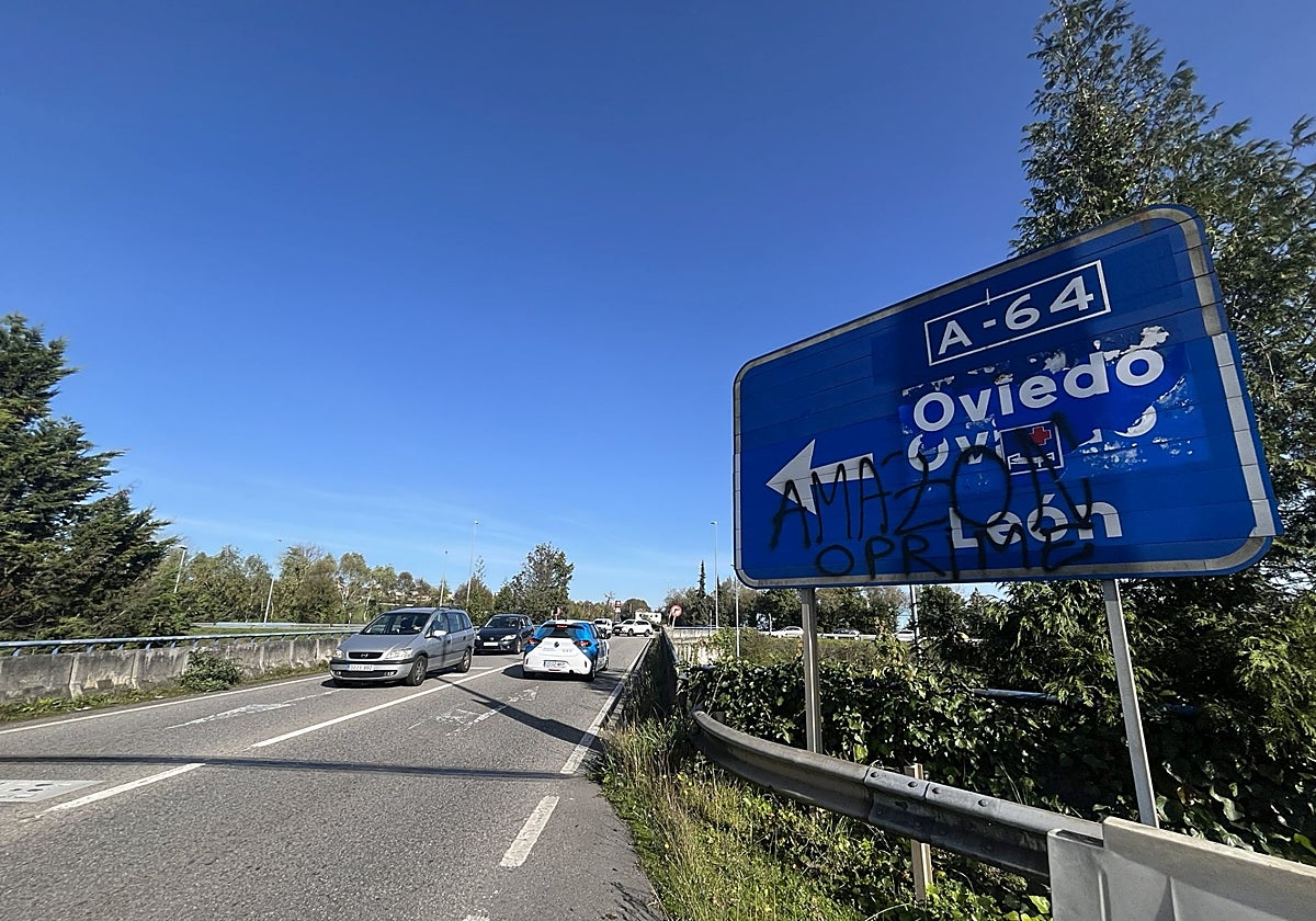 Nudo de acceso a Parque Principado desde la autovía A-64, en Granda.