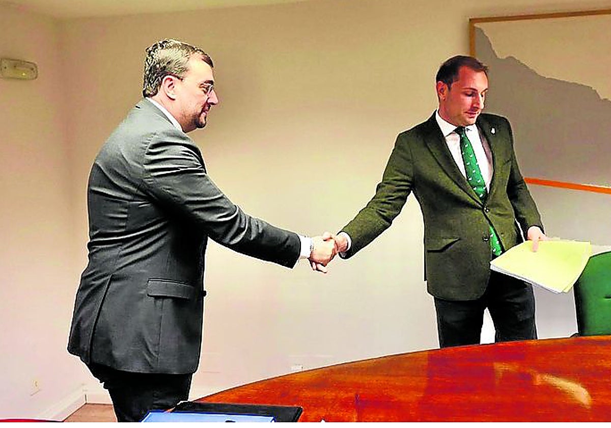 Adrián Barbón saluda al secretario general y diputado de Foro, Adrián Pumares.