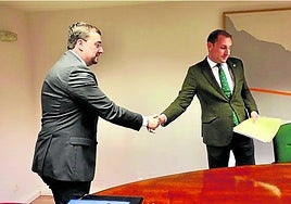 Adrián Barbón saluda al secretario general y diputado de Foro, Adrián Pumares.