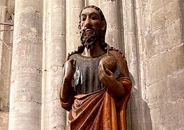 Les lletres pintaes nel brazu izquierdu del Salvador.