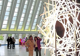 Dos personas observan la obra 'Límites visibles', de Pablo Armesto en el Calatrava.