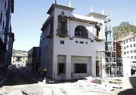 Descontento vecinal en Sotrondio: ¿Será la fachada del Teatro Virginia un nuevo nuevo Ecce Homo?