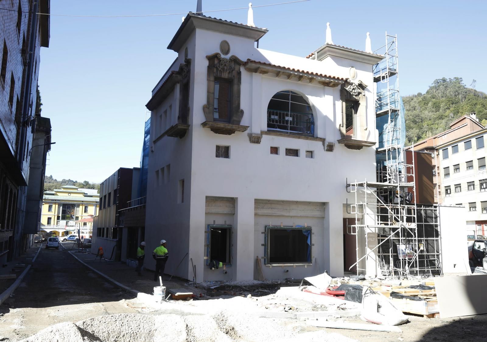 Imagen después - Descontento vecinal en Sotrondio: ¿Será la fachada del Teatro Virginia un nuevo nuevo Ecce Homo?