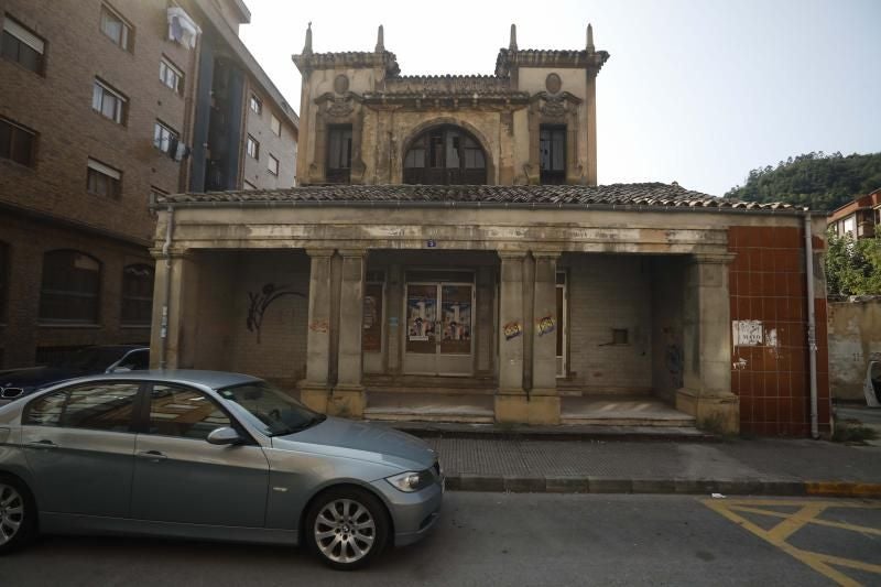 Imagen antes - Descontento vecinal en Sotrondio: ¿Será la fachada del Teatro Virginia un nuevo nuevo Ecce Homo?