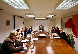 Adrián Barbón encabeza la reunión del Gobierno regional con los portavoces del PSOE e IU-Convocatoria por Asturies y el equipo de Covadonga Tomé.