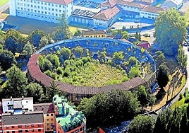 Fotografía cenital de la plaza de toros de Oviedo.