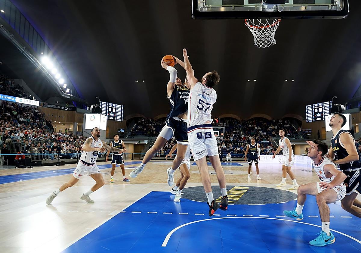 Alejandro Galán intenta taponar el lanzamiento del local Shelist.