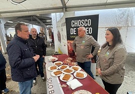 Marcelino Marcos conversa con uno de los productores.