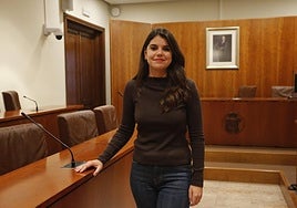 La concejala de Hacienda, Raquel Ruiz, en el salón de plenos del Ayuntamiento de Avilés.