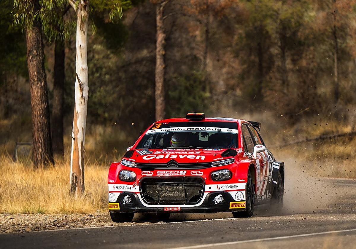 Alberto Ordóñez y Pablo Sánchez, durante una de las 'especiales' del Rally.