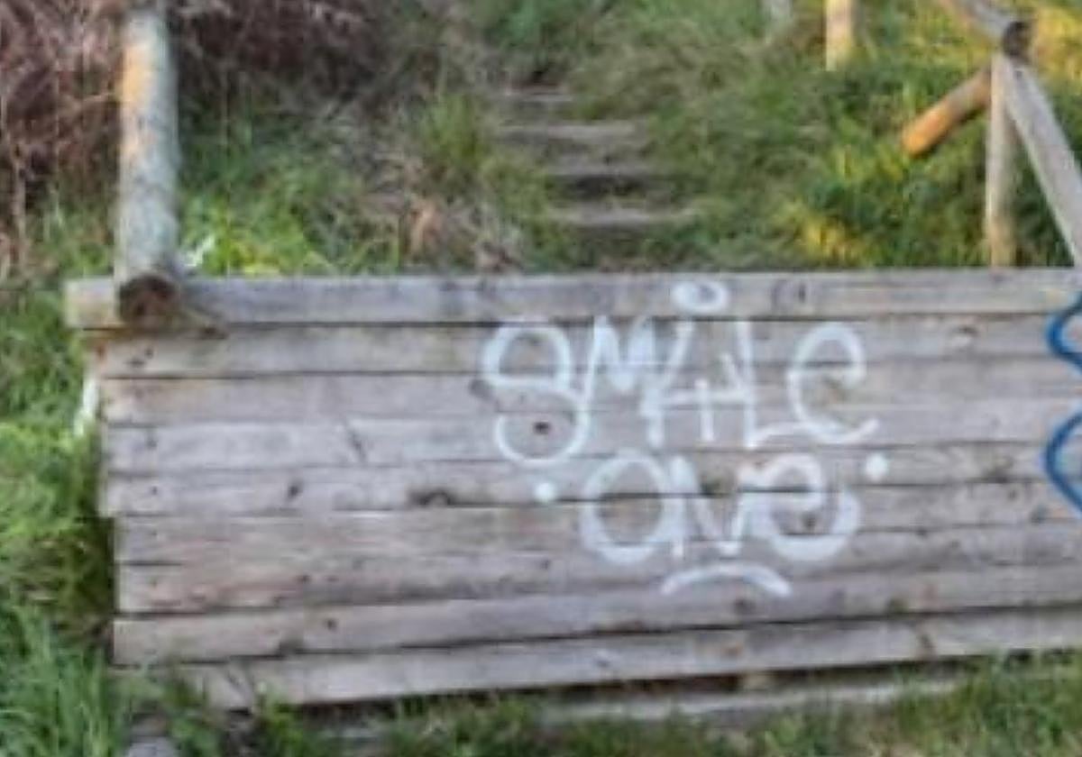 Escaleras inutilizadas de la senda litorial próximas a Peñarrubia.