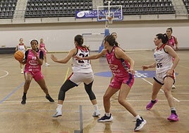 Noemí, bastión ofensivo del Aceites Abril Adba Sanfer, con el balón a la izquierda.