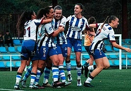 Las jugadoras del Real Avilés celebran el tanto del empate.