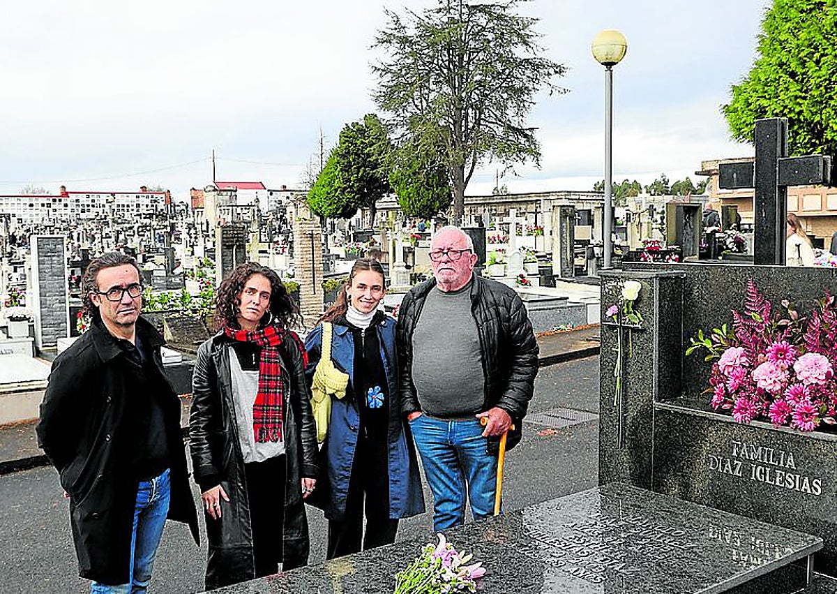 Imagen secundaria 1 - El cementerio de Oviedo se lava la cara en un día «cada vez con menos gente»
