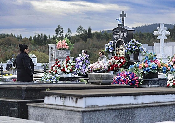 Día de Todos los Santos en Asturias: emoción y flores en los cementerios para honrar a los difuntos