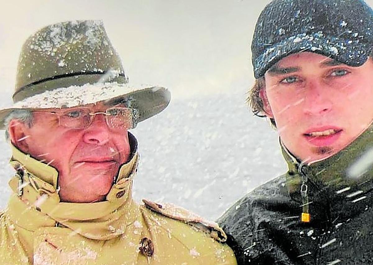Imagen secundaria 1 - A caballo en la Pampa con Jesús Martínez Barrial. Con su hijo Antonio. En La Habana con Marta. 