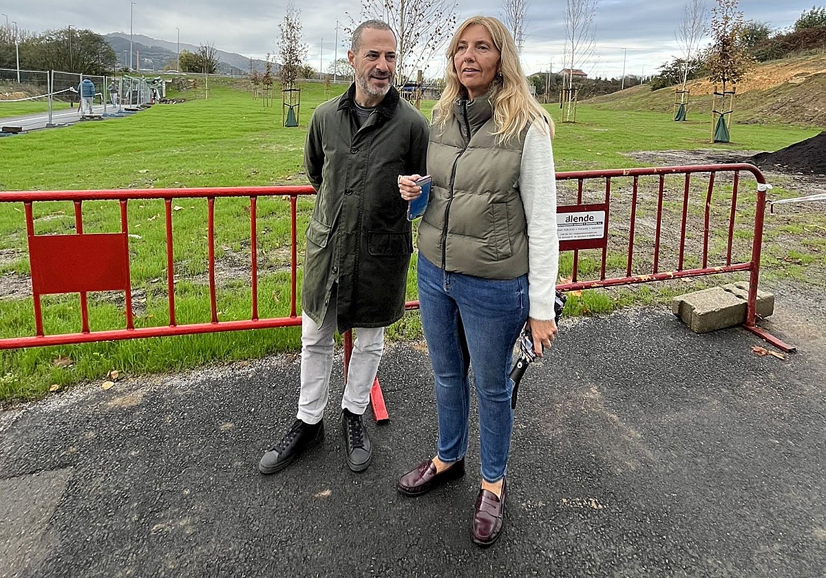 El alcalde de Siero, Ángel García, 'Cepi', con la edil de la Plataforma Vecinal de La Fresneda, Alejandra Cuadriello, junto a la nueva zona verde.