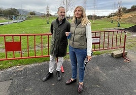 El alcalde de Siero, Ángel García, 'Cepi', con la edil de la Plataforma Vecinal de La Fresneda, Alejandra Cuadriello, junto a la nueva zona verde.