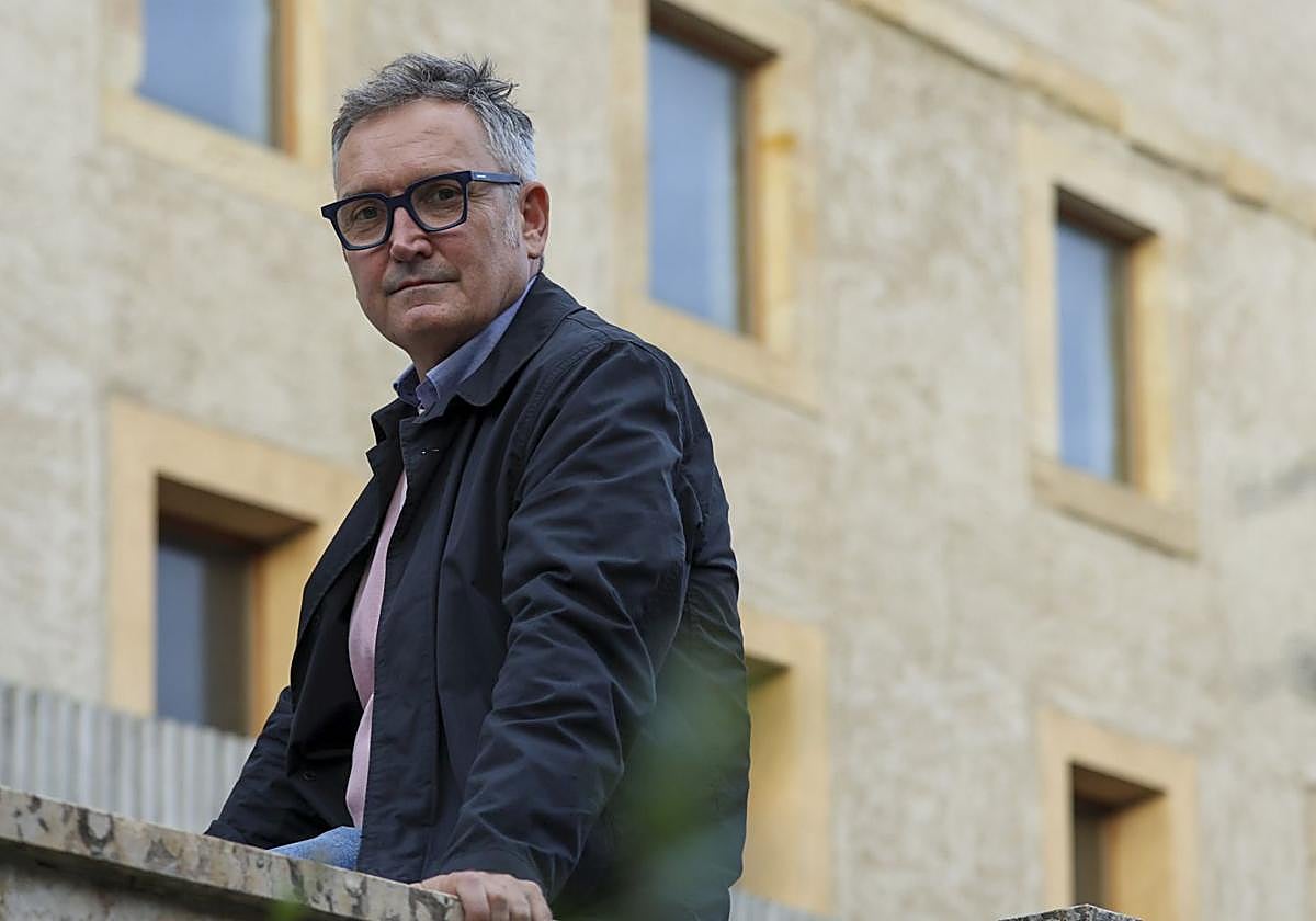 El concejal de Infraestructuras Urbanas y Rurales del Ayuntamiento de Gijón, Gilberto Villoria, delante del edificio de Tabacalera.