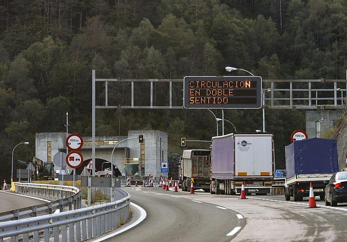 Tráfico lento en el Huerna por un corte de calzada debido a la reforma de los túneles.