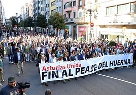 Cabecera de la manifestación contra el peaje del Huerna, en la calle Uría, hace dos semanas.