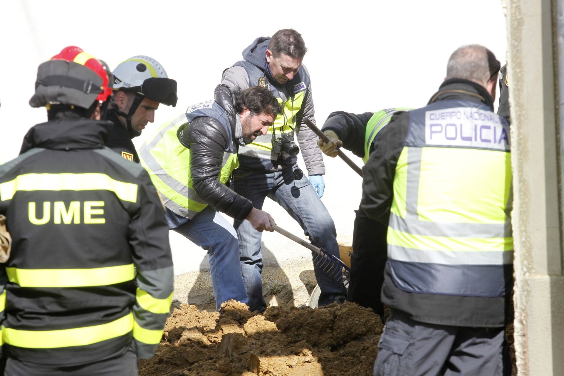 Policía Nacional de Gijón y la UME buscan en 2016 los restos de Maritrini y su hija en el solar en el que se levantaba la casa en la residían en Matadeón de los Oteros (León).