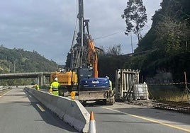 Obras de instalación de las pantallas en la A-66 en Mieres.