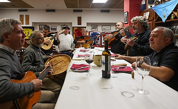Una tertulia de los Cancios de Chigre en El Polesu.