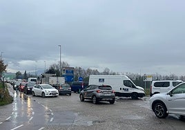 Uno de los muchos colapsos en al tráfico que se suelen producir en el nudo de acceso a Parque Principado desde la autovía A-64.