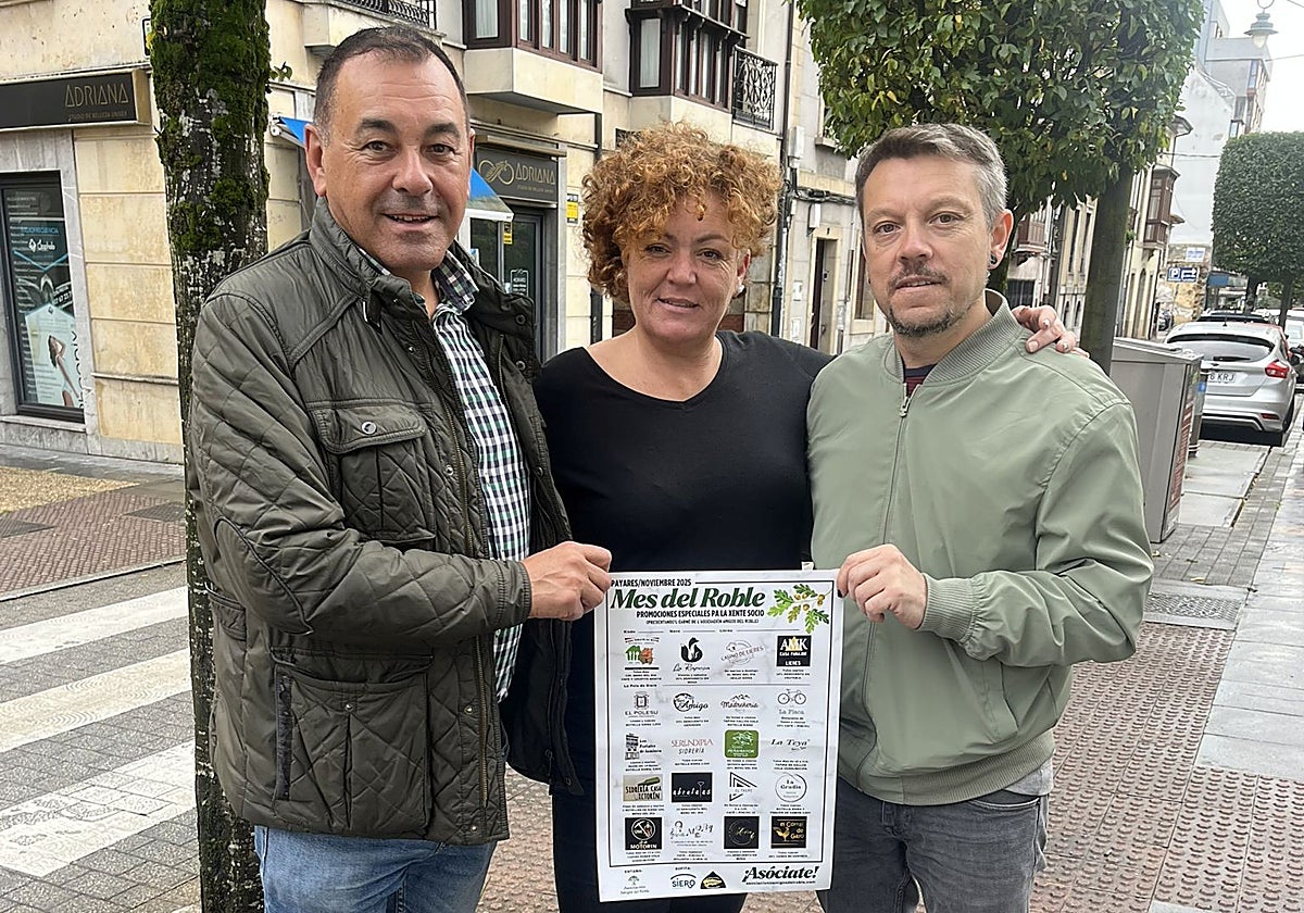 Valentín Fuente, Isabel Gómez y Miguel Ánxel Montenegro, de la directiva de Amigos del Roble.