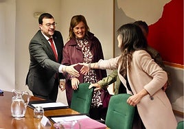 Barbón saluda a Covadonga Tomé, Xune Elipe y Laura Tuero.