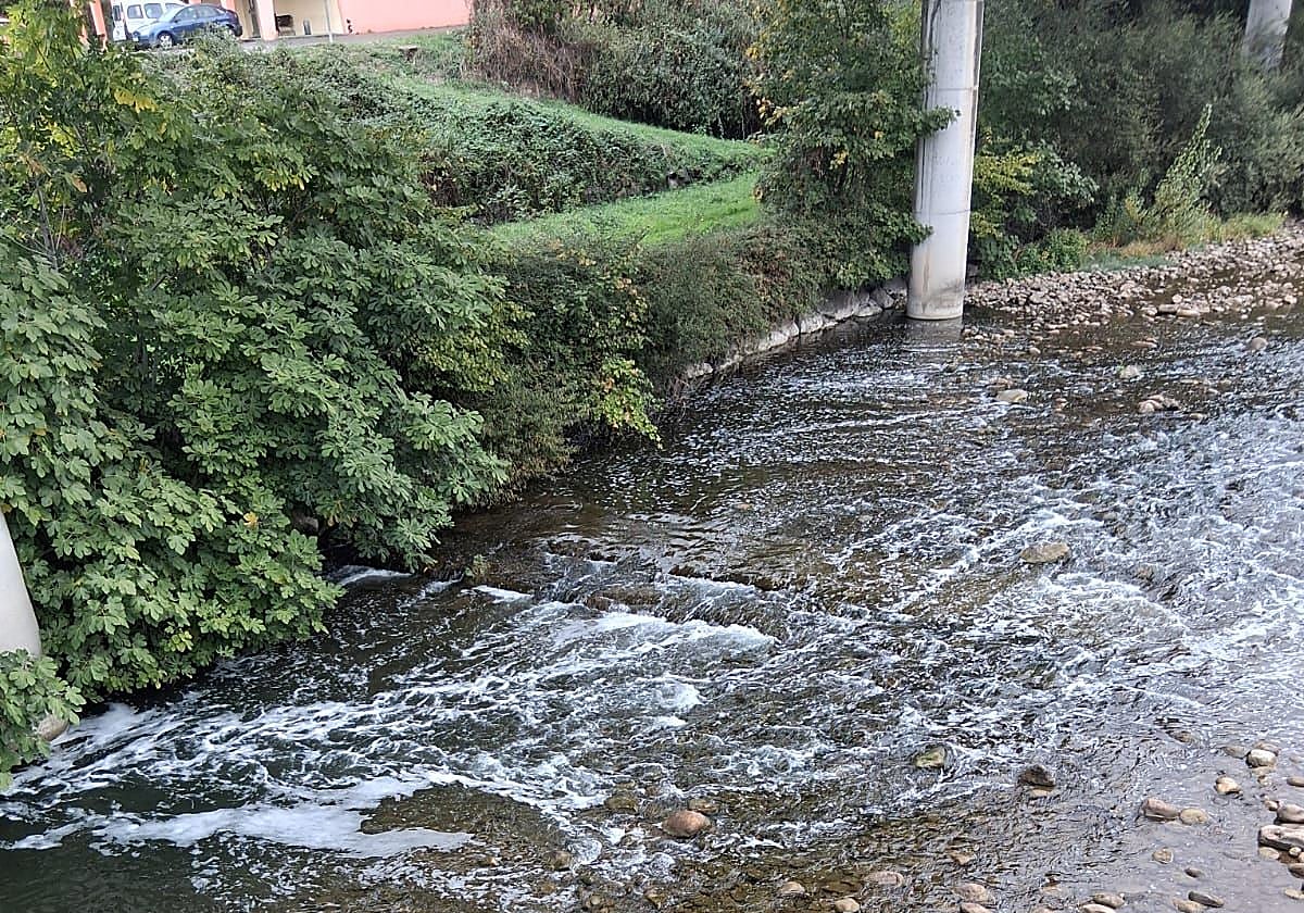 Las aguas del Nalón, con una inusual espuma blanca, a la altura de El Entrego.