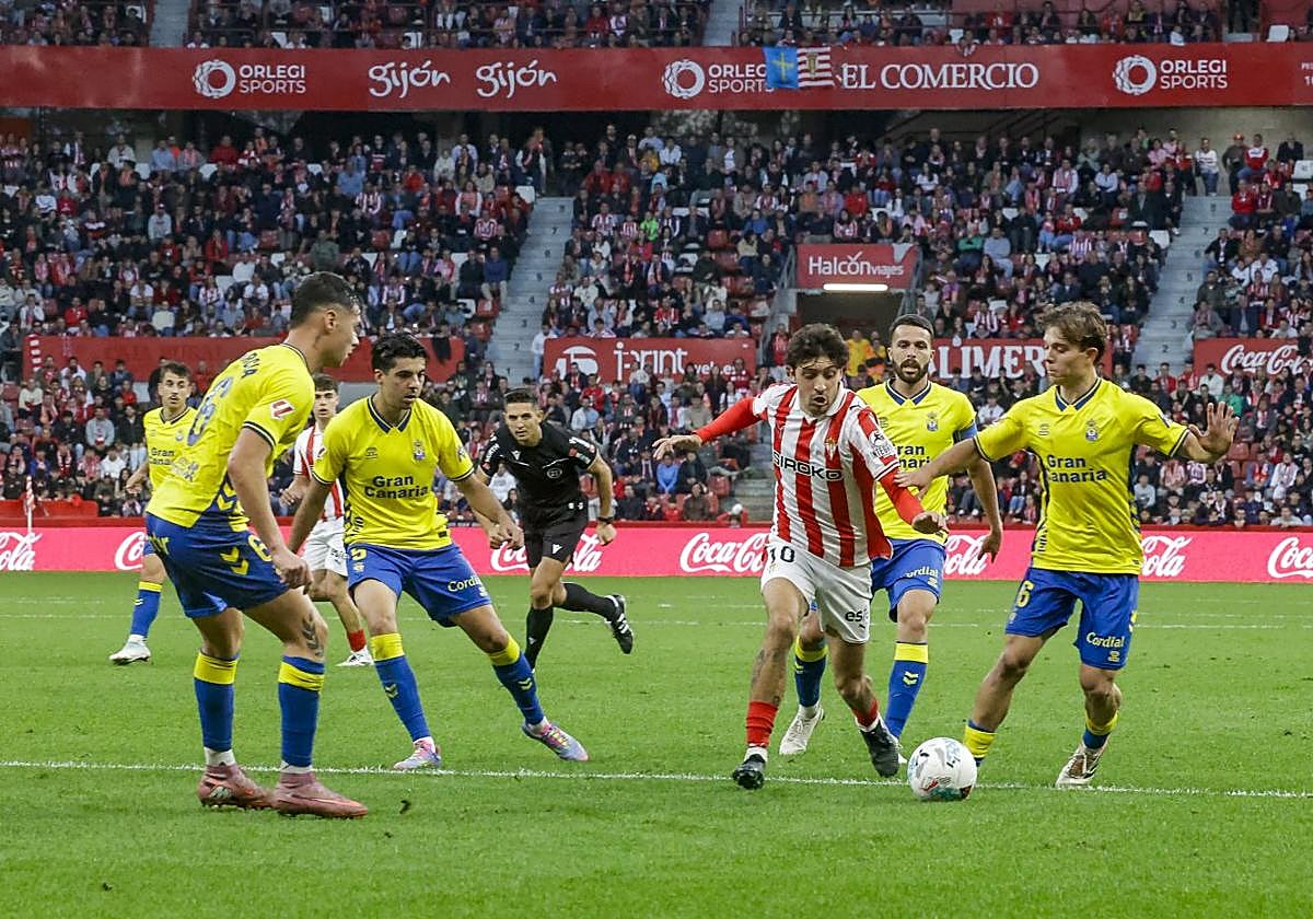 Gelabert trata de escapar de la vigilancia de cuatro rivales dentro del área visitante.