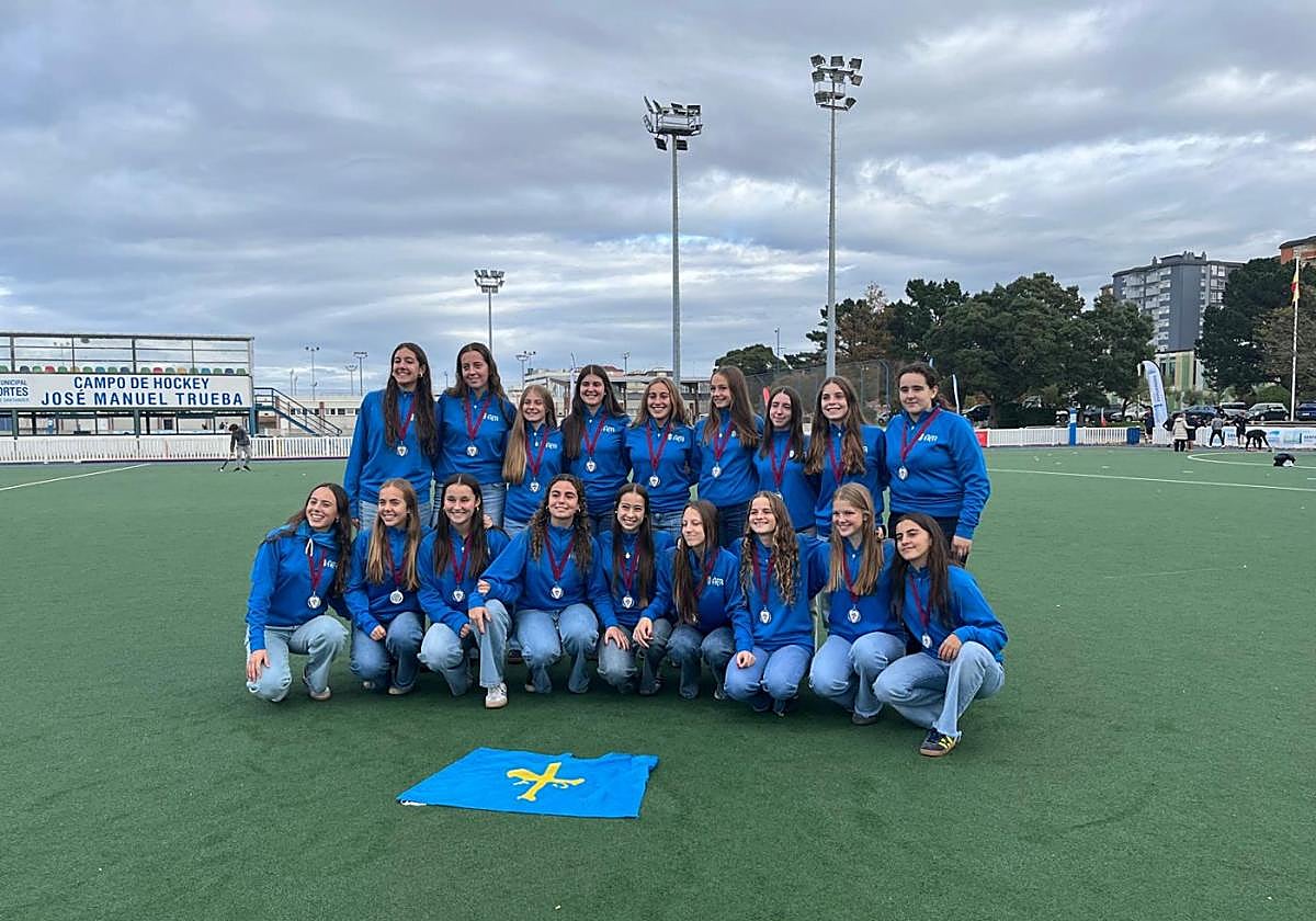 El equipo femenino asturiano, con sus medallas, tras la entrega de premios.