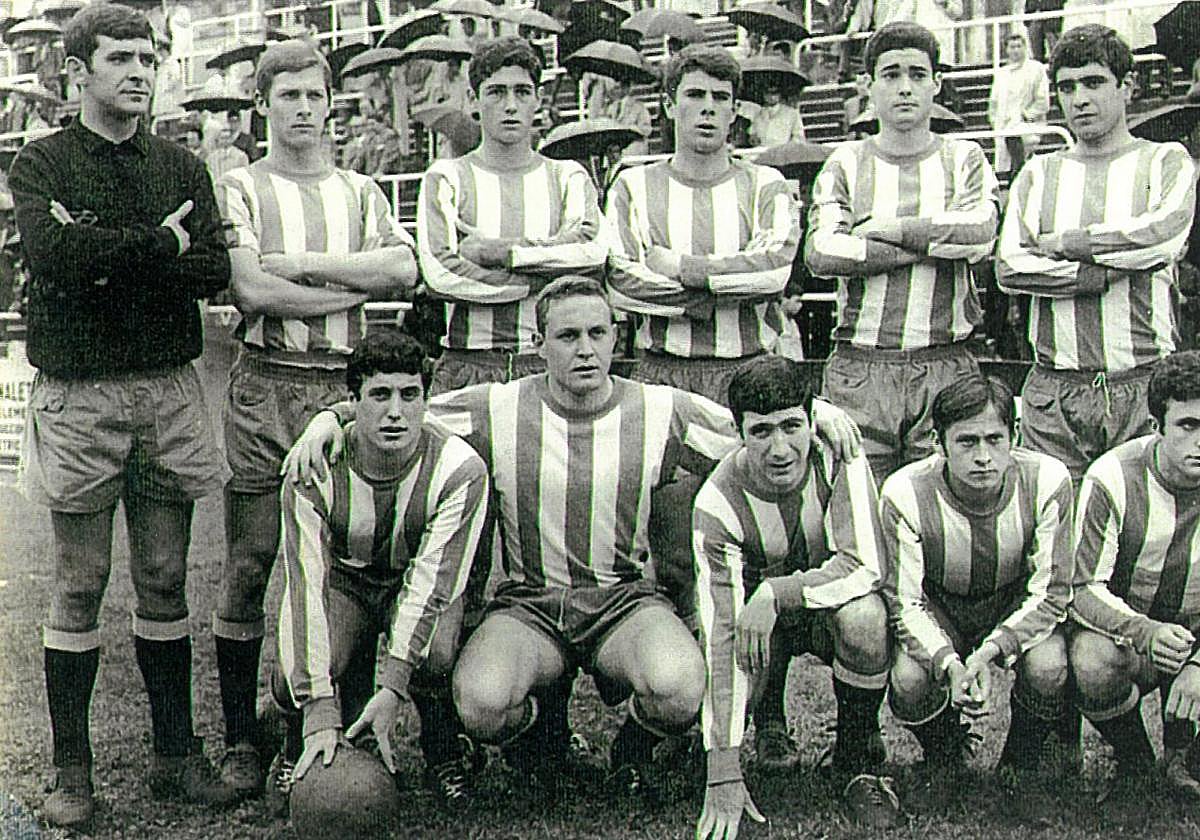 Club Atlético Gijón en 1967: Rebaque,Carneado, Del Riego, Daunese, Zapata,y Fombella. Abajo: Dorado, Javier, Cabichu, Olay yToñín.