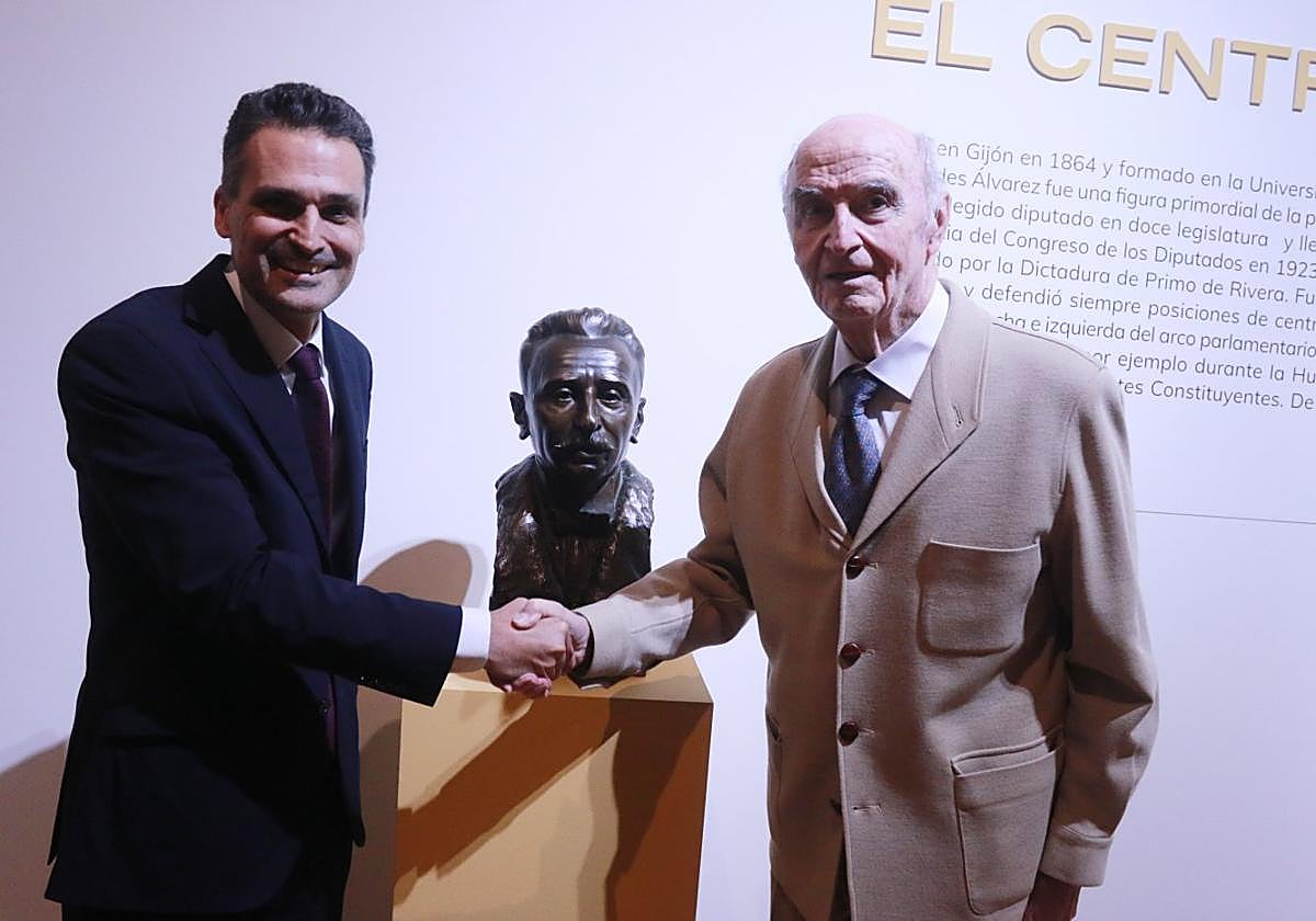 Manuel Álvarez-Buylla y Ramón Argüelles se estrechan la mano ante el busto de su antecesor Melquíades Álvarez.
