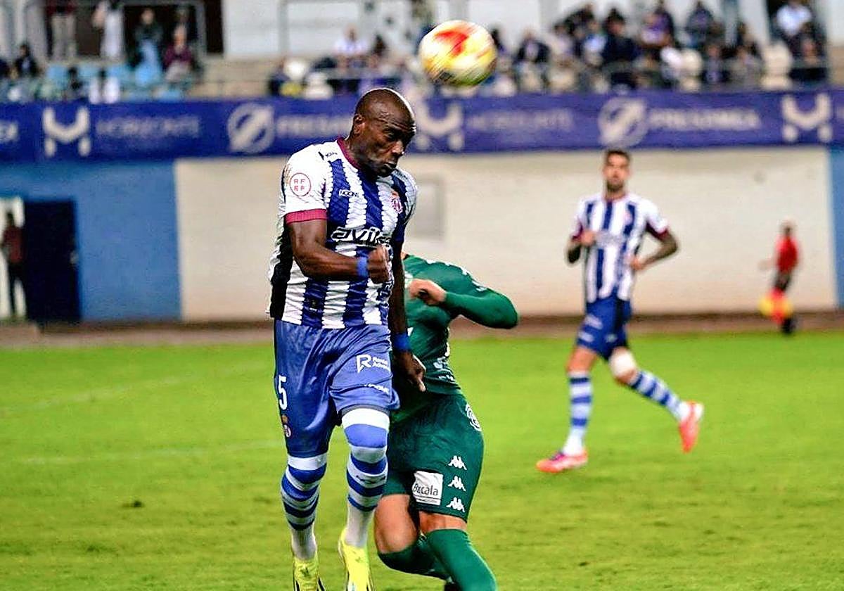 Babin despeja un balón aéreo durante el partido.