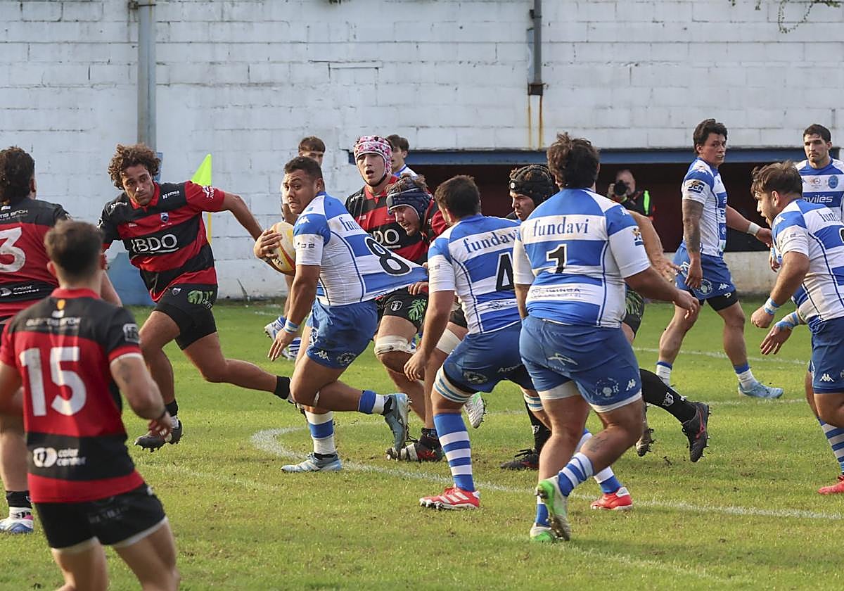 El segunda-tercera línea del Pasek Belenos, Bernie, trata de avanzar con el oval sujetado de la camiseta por un rival.
