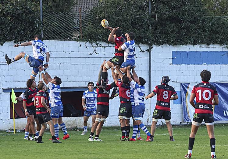 Juan Martín Rico trata de hacerse con el balón en una touche.