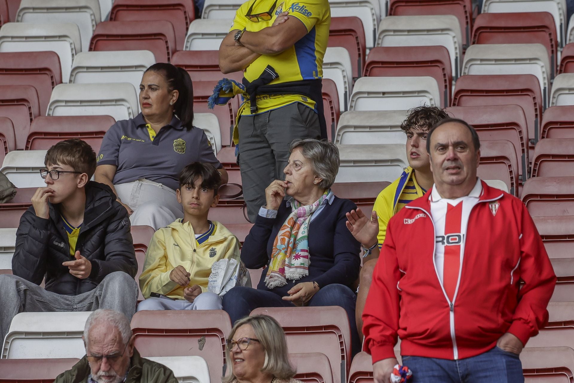 Fotos: ¿Estuviste en El Molinón viendo el Sporting-Las Palmas? ¡Búscate!
