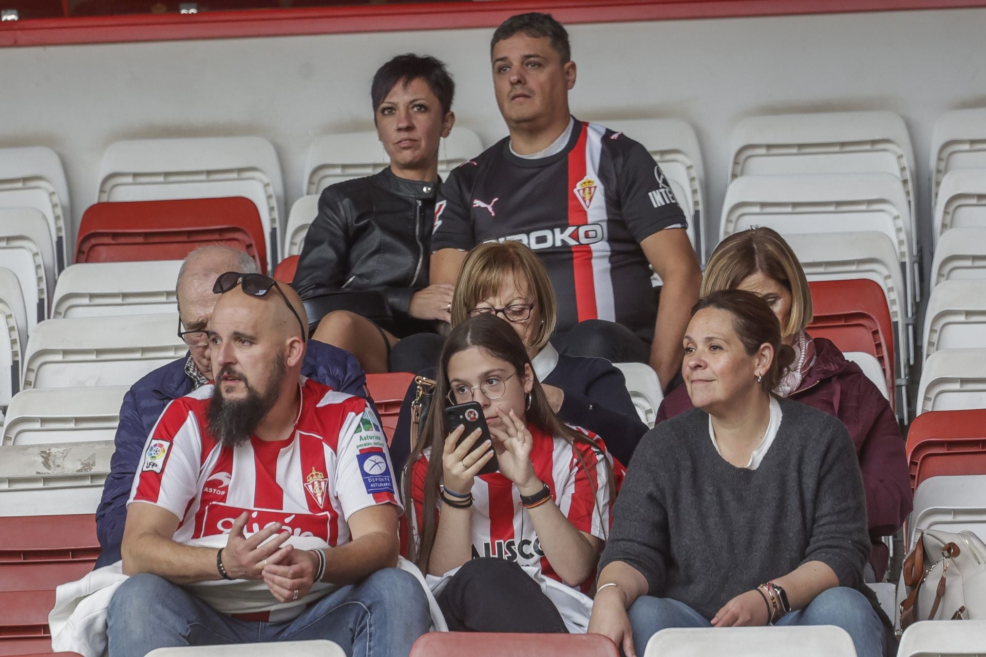 Fotos: ¿Estuviste en El Molinón viendo el Sporting-Las Palmas? ¡Búscate!