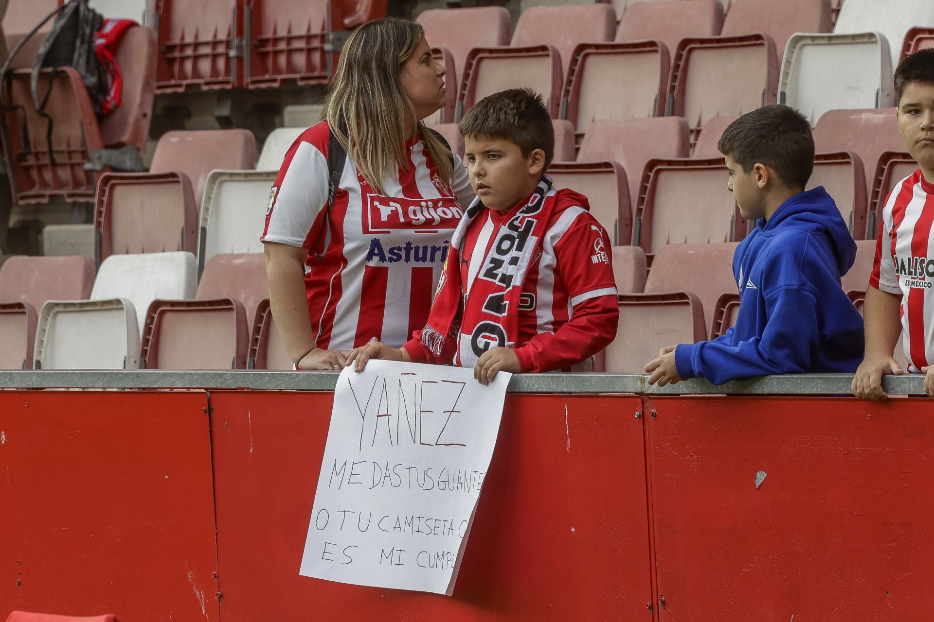 Fotos: ¿Estuviste en El Molinón viendo el Sporting-Las Palmas? ¡Búscate!