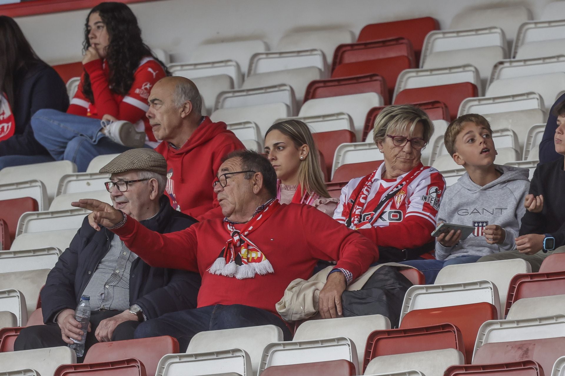 Fotos: ¿Estuviste en El Molinón viendo el Sporting-Las Palmas? ¡Búscate!