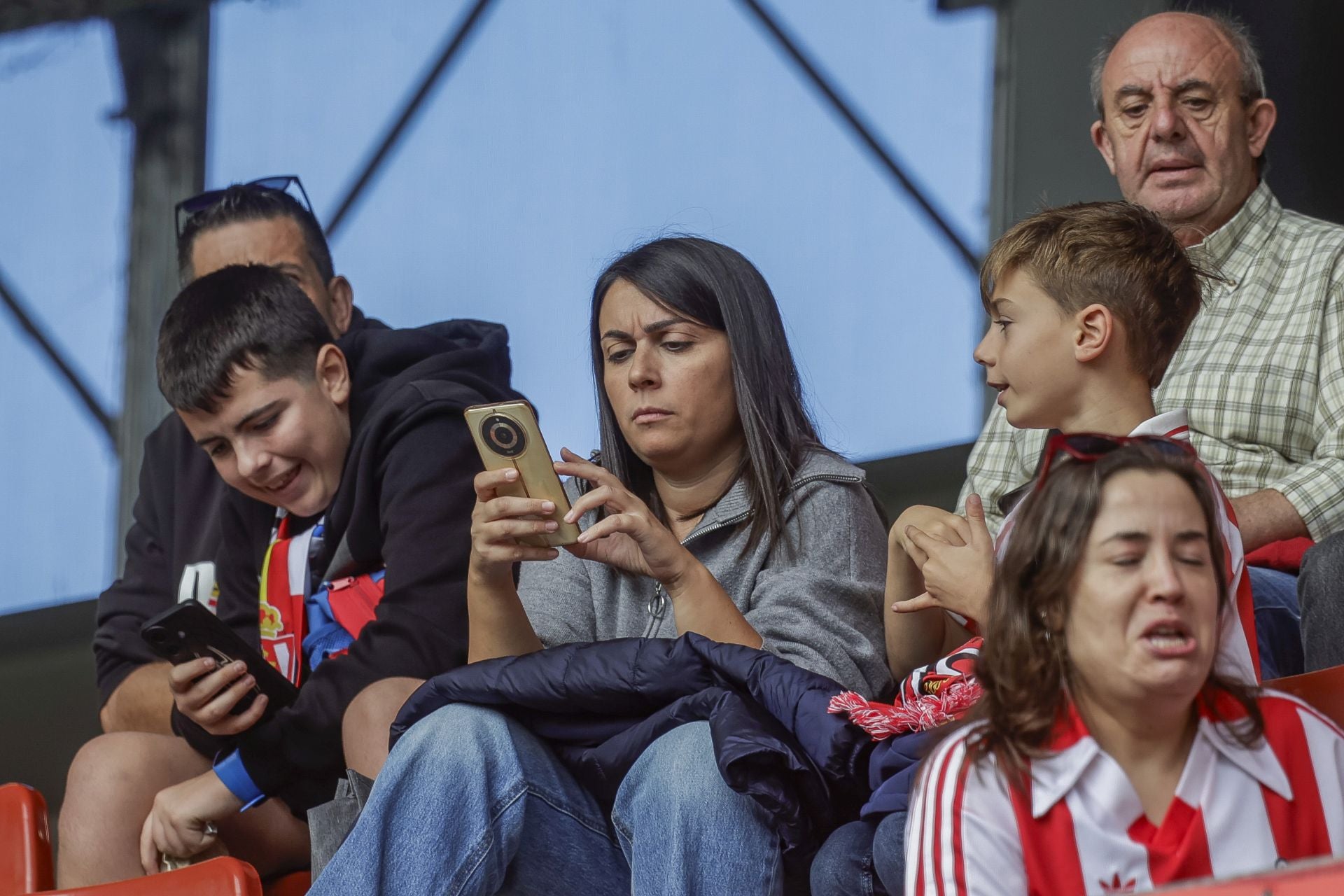 Fotos: ¿Estuviste en El Molinón viendo el Sporting-Las Palmas? ¡Búscate!