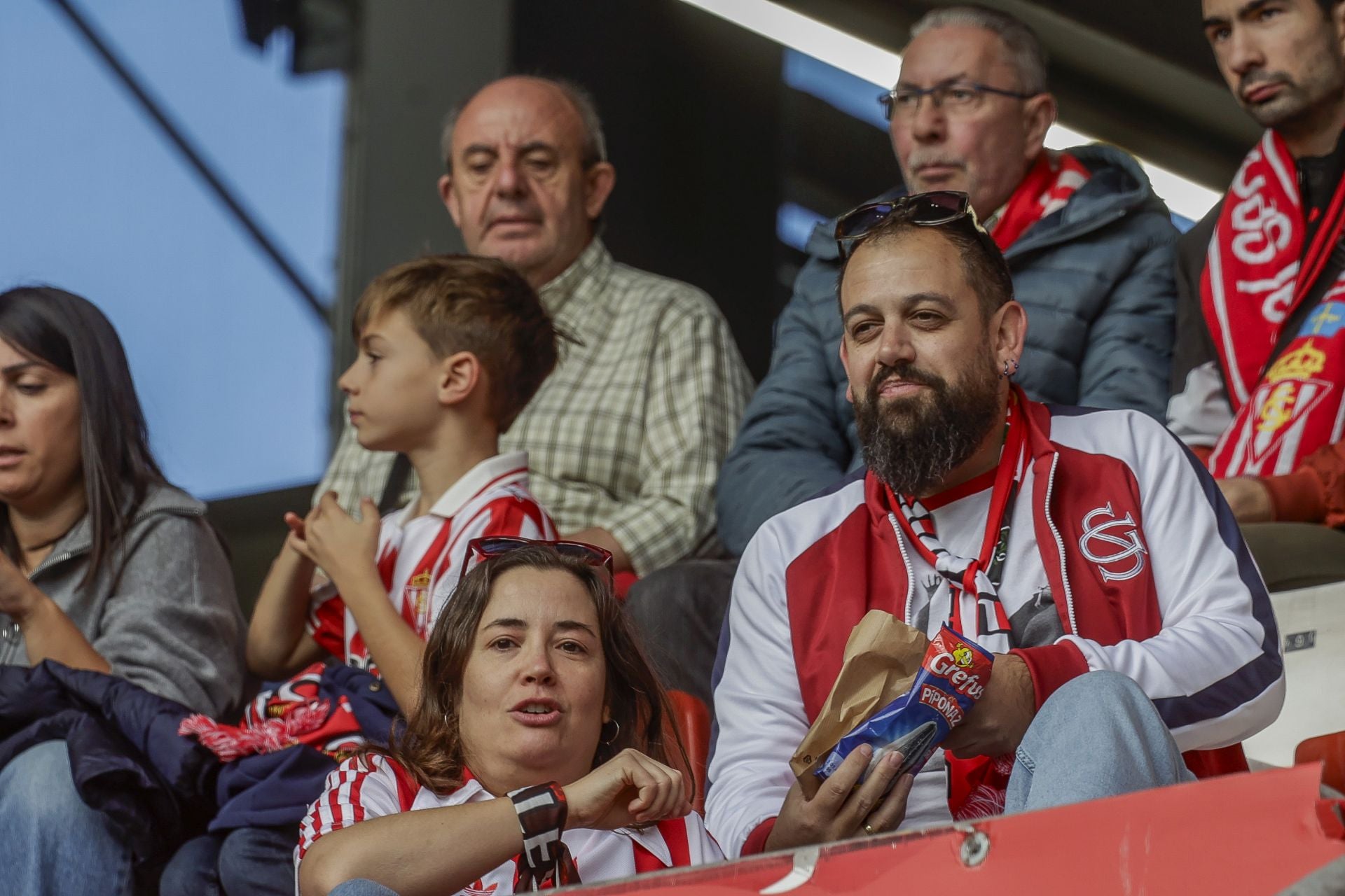 Fotos: ¿Estuviste en El Molinón viendo el Sporting-Las Palmas? ¡Búscate!