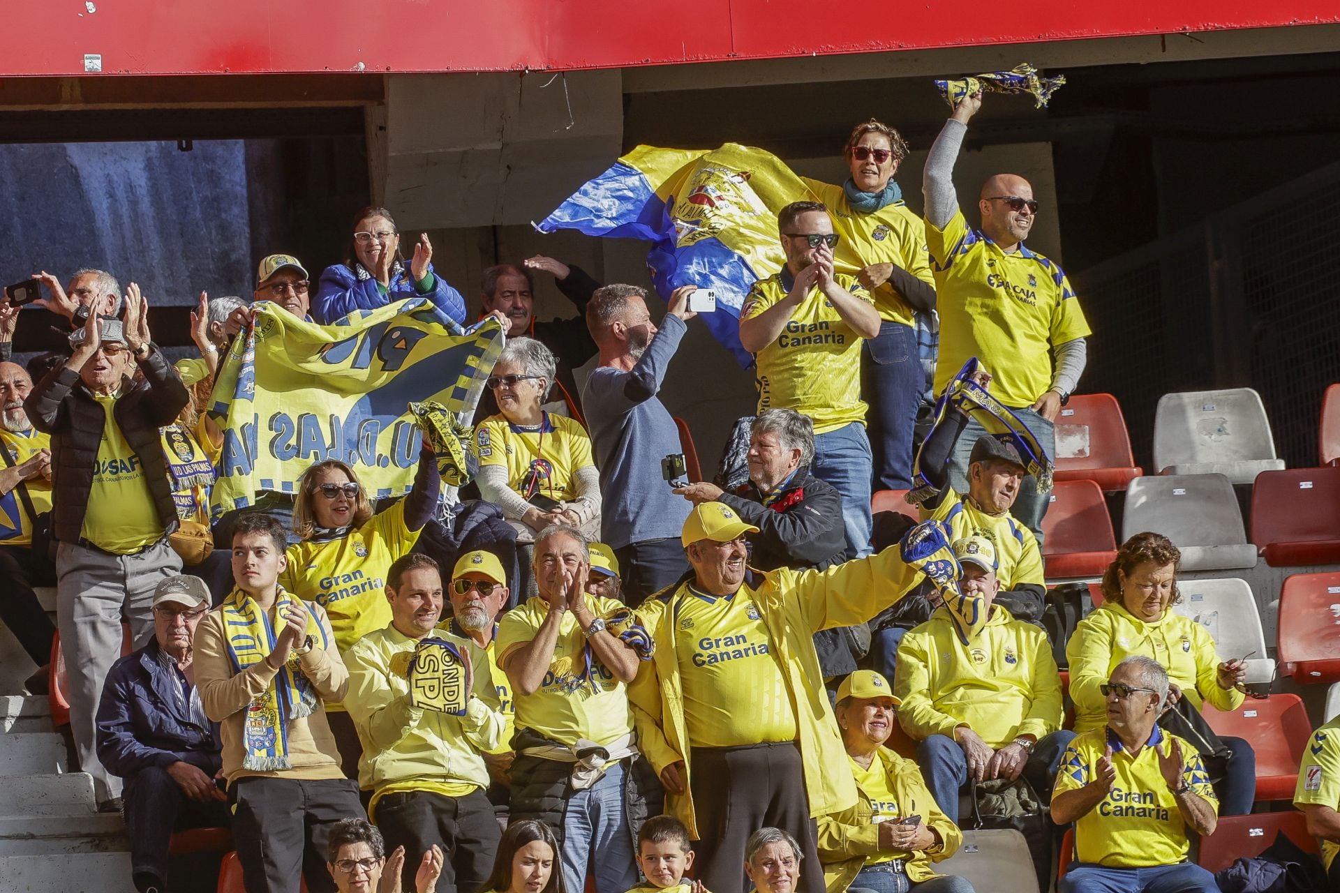 Fotos: ¿Estuviste en El Molinón viendo el Sporting-Las Palmas? ¡Búscate!