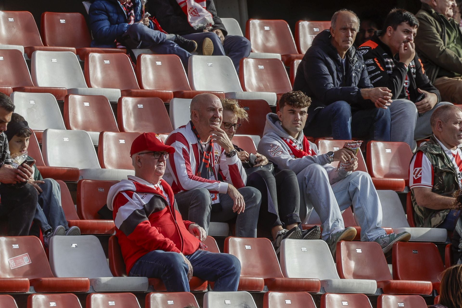 Fotos: ¿Estuviste en El Molinón viendo el Sporting-Las Palmas? ¡Búscate!