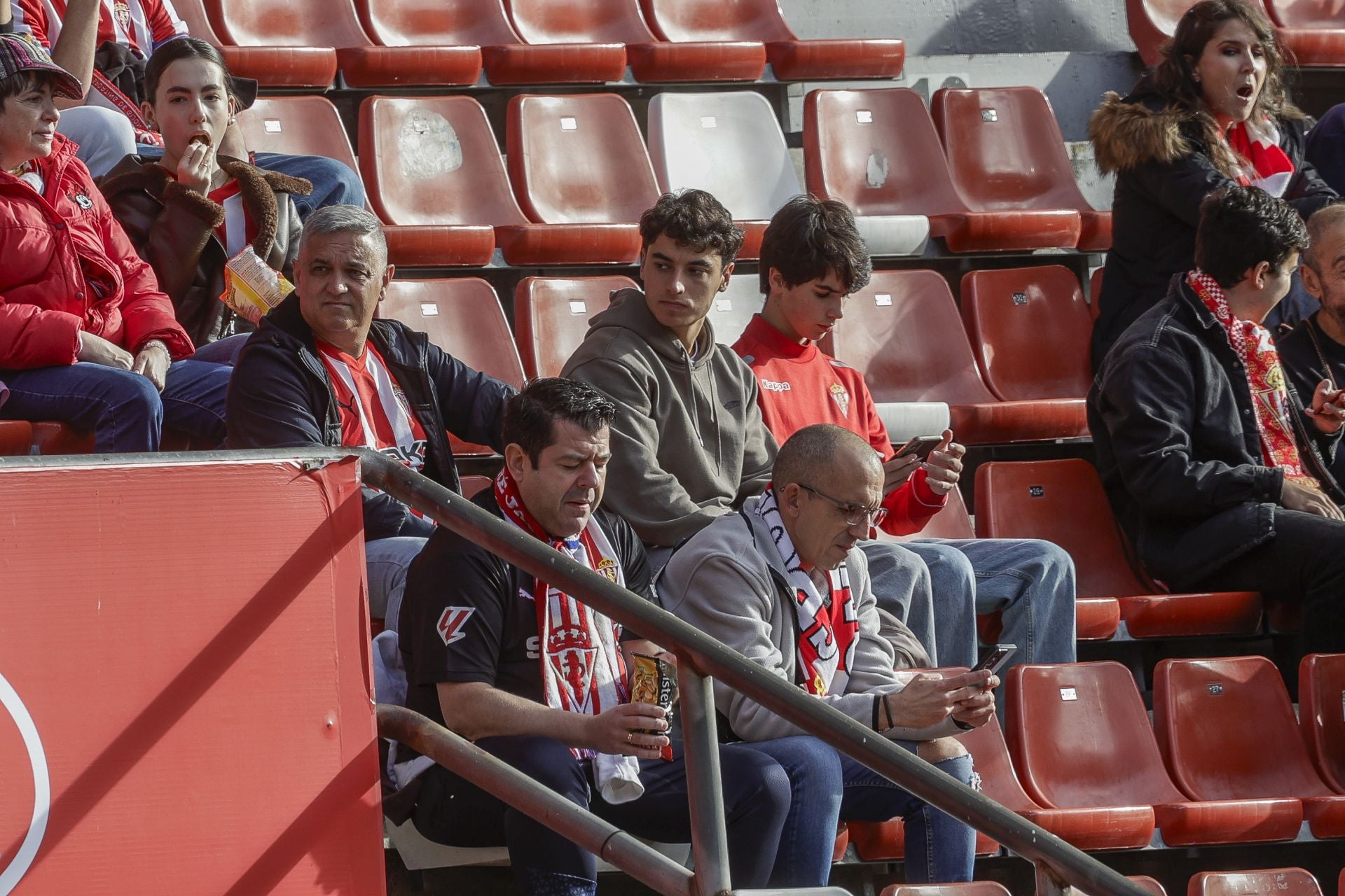 Fotos: ¿Estuviste en El Molinón viendo el Sporting-Las Palmas? ¡Búscate!