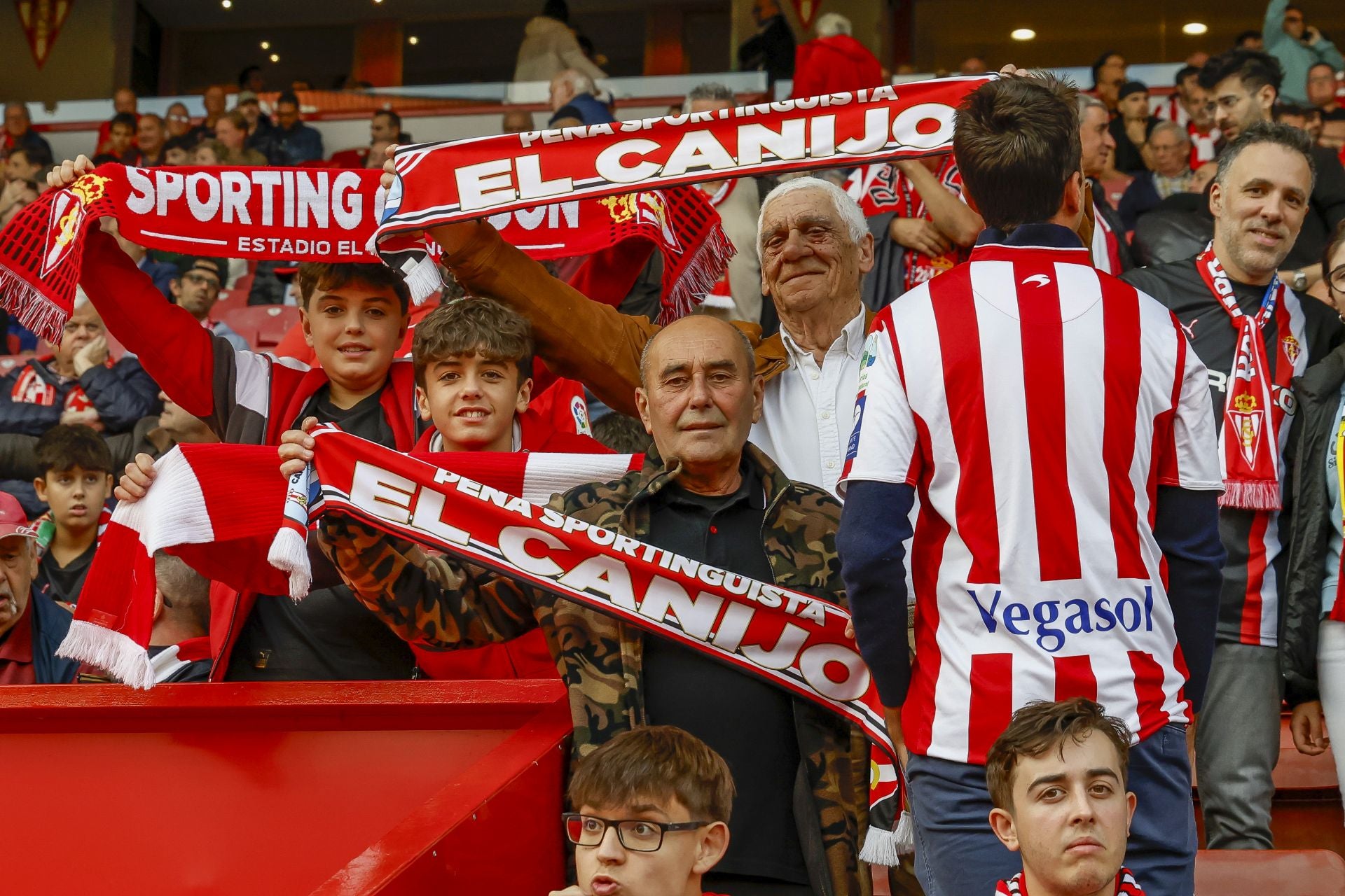 Fotos: ¿Estuviste en El Molinón viendo el Sporting-Las Palmas? ¡Búscate!